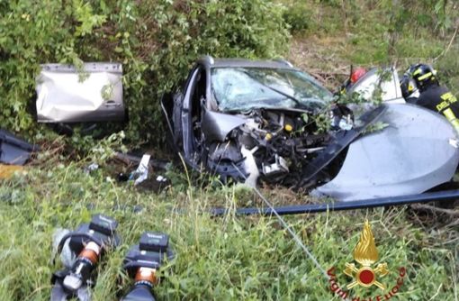 Con l'auto nella scarpata, morto un 45enne