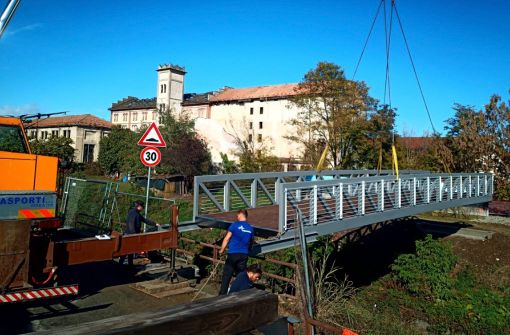 I lavori della posa della passerella I lavori della posa della passerella