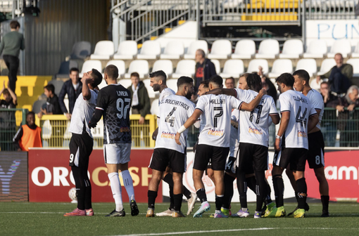 La squadra festeggia Coppola dopo il rigore realizzato (f. DEVECCCHI)