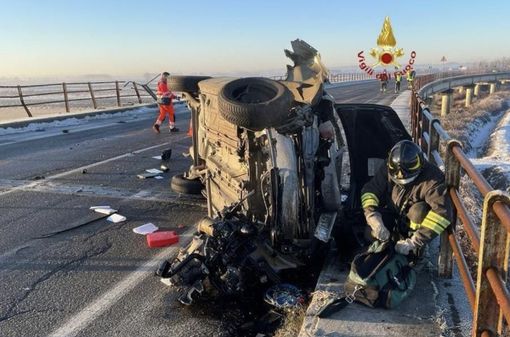 Schianto sul ponte: momenti di paura e auto distrutta