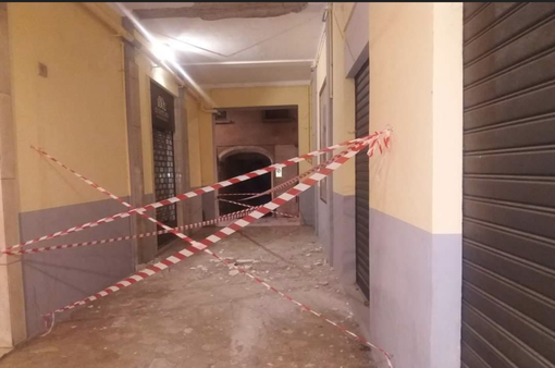 Borgosesia, cade l'intonaco nella Galleria Frascotti Borgosesia, cade l'intonaco nella Galleria Frascotti