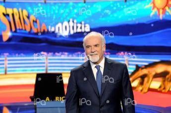 Torna Striscia, Ricci a tutto campo. Da Signorini a Affari tuoi, la conferenza show Torna Striscia, Ricci a tutto campo. Da Signorini a Affari tuoi, la conferenza show