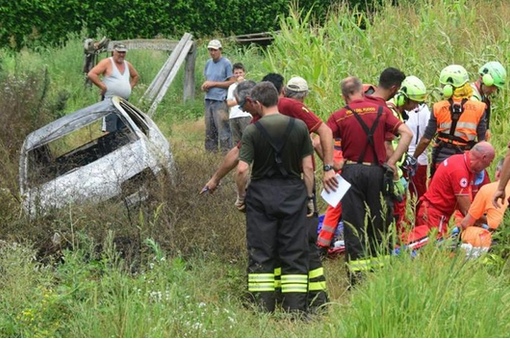 Auto in fiamme in campagna, morto il guidatore Auto in fiamme in campagna, morto il guidatore