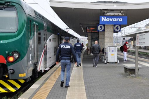 Uomo travolto da un treno alla stazione di Novara: ferito alle gambe Uomo travolto da un treno alla stazione di Novara: ferito alle gambe