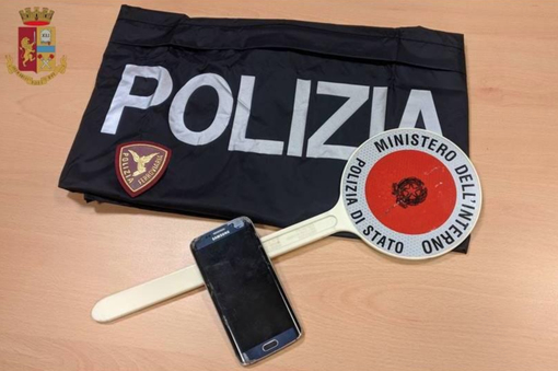 Il cellulare recuperato dagli agenti della Polfer Il cellulare recuperato dagli agenti della Polfer