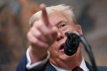 Groenlandia, Trump alza il tiro e minaccia diventa realtà: "Da febbraio dazi al 10% a chi ha inviato truppe"