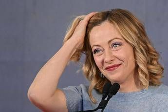 Meloni ai suoi: "Avete lavorato bene, ora riposatevi". Resta il 'mistero' sul regalo