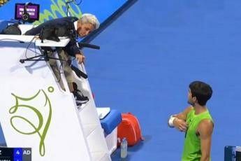 Arbitro gli rifila un warning, Alcaraz si infuria: la lite a Doha