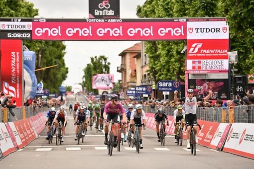 BuonGiro. Anche Geoghegan Hart cade e saluta: in gruppo gli amuleti farebbero comodo BuonGiro. Anche Geoghegan Hart cade e saluta: in gruppo gli amuleti farebbero comodo