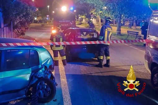 Perdono il controllo dell'auto e si schiantano contro due mezzi in sosta