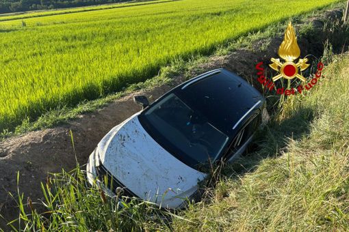 Incastrato nell'auto finita nel canale