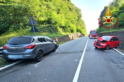 Frontale tra due auto: 4 persone coinvolte