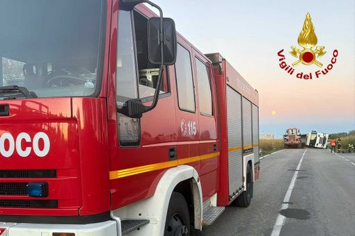 Mezzo pesante si ribalta sulla provinciale tra Trino e il confine con Alessandria