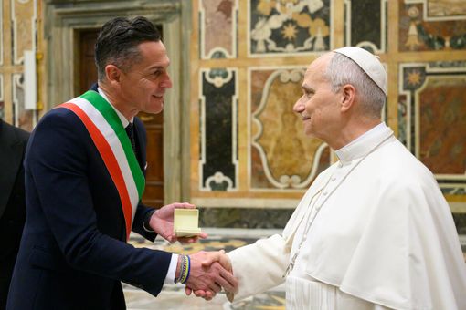 La riproduzione del rosone di Sant'Andrea offerta a Papa Leone