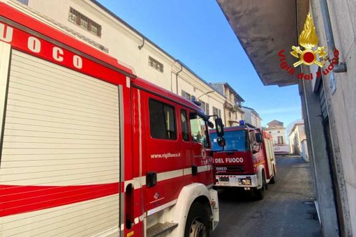 Trino, principio di incendio sul tetto di una casa