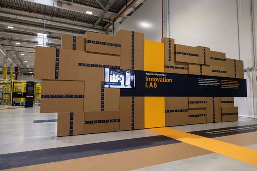 Innovation Lab: Amazon apre le porte del centro in cui si disegna il futuro della logistica Innovation Lab: Amazon apre le porte del centro in cui si disegna il futuro della logistica