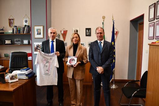 Poliziotte al mercato; incontri a scuola e con i commercianti