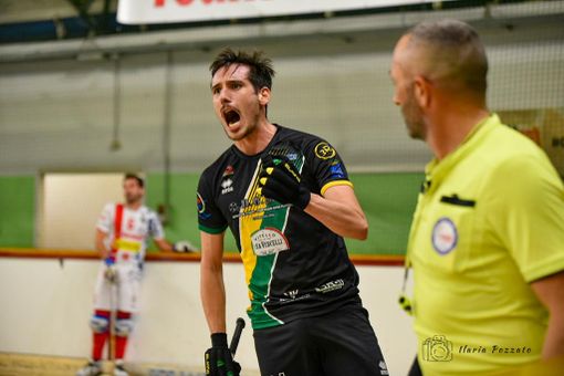 Enrico Zucchiatti esulta dopo aver segnato la rete dello 0-2 per Engas Hockey Vercelli (Foto di Ilaria Pozzato)