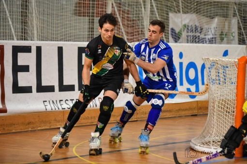 Una fase di gioco di stasera fra Why Sport Valdagno ed Engas Hockey Vercelli al Pala Lido (foto: Ilaria Pozzato)