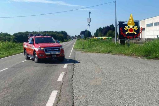 Furgone in fiamme nel piazzale di un'azienda Furgone in fiamme nel piazzale di un'azienda