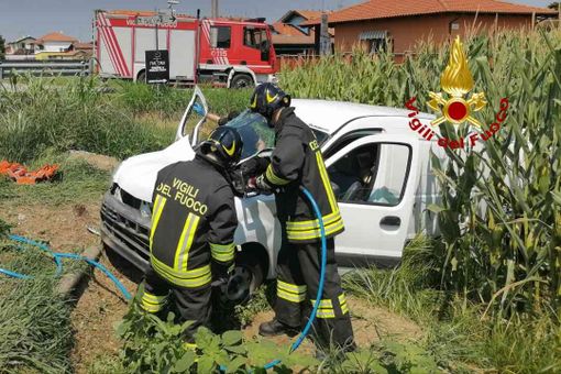 Van fuori strada, intervengono i Vigili del Fuoco Van fuori strada, intervengono i Vigili del Fuoco
