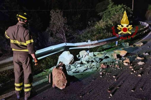 Massi sulla carreggiata, intervengono i Vigili del Fuoco Massi sulla carreggiata, intervengono i Vigili del Fuoco