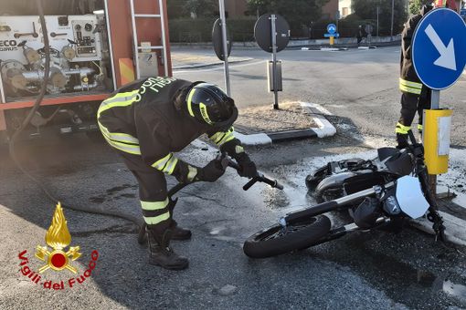 Perde il controllo della moto, un ferito