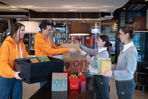 "Sempre aperti a donare": McDonald's offre 100 pasti a settimana alla Caritas "Sempre aperti a donare": McDonald's offre 100 pasti a settimana alla Caritas