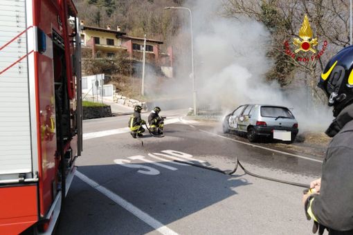 A fuoco un'auto alimentata a Gpl: grande paura per il conducente, trasportato in ospedale A fuoco un'auto alimentata a Gpl: grande paura per il conducente, trasportato in ospedale