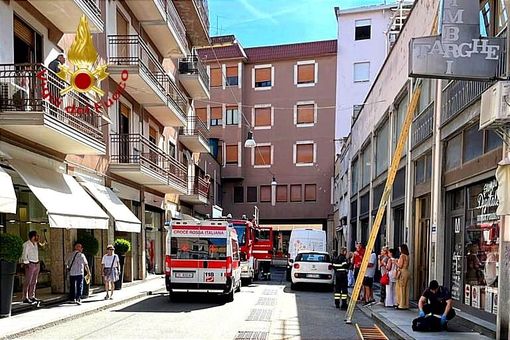 Soccorso in casa: Vigili del Fuoco al lavoro in via Nigra - video