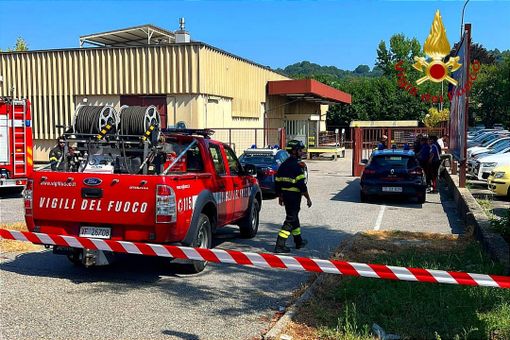 Pacco sospetto: evacuate e chiuse e Poste di Borgosesia - foto e video Pacco sospetto: evacuate e chiuse e Poste di Borgosesia - foto e video