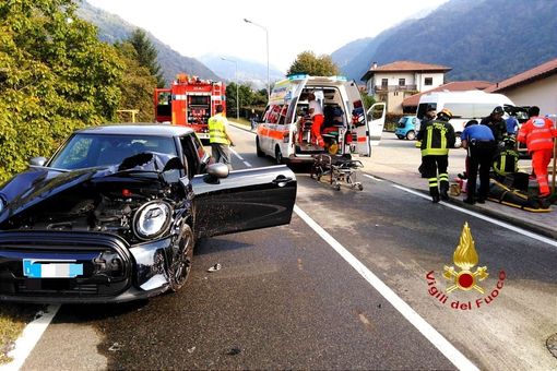 Violento scontro tra un'auto e un furgone: due feriti Violento scontro tra un'auto e un furgone: due feriti