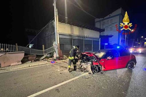 Perde il controllo dell'auto e abbatte cancellata e muro di cinta