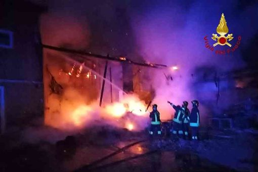 Cascina in fiamme a Borgo d'Ale