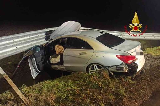 Perde il controllo dell'auto e finisce contro il guard rail