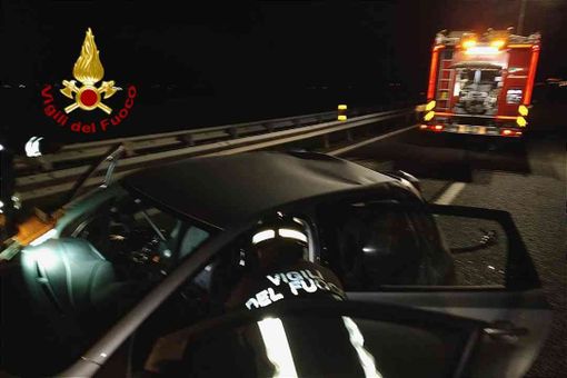 Una vittima nello schianto tra un'auto e un mezzo pesante Una vittima nello schianto tra un'auto e un mezzo pesante