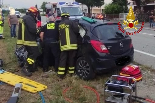 Quattro persone coinvolte in uno scontro tra auto - foto