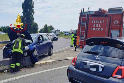 Auto contro lo spartitraffico, incidente in Tangenziale Auto contro lo spartitraffico, incidente in Tangenziale