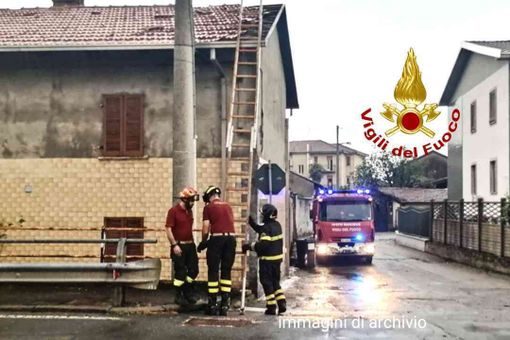 Violento temporale su Santhià, tegole pericolanti e intervento dei Vigili del Fuoco