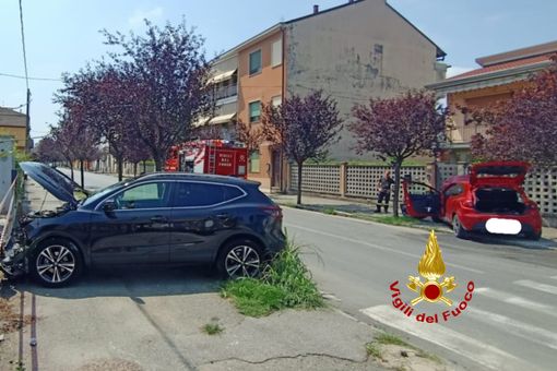 Dopo lo scontro abbatte il muro di cinta di una casa Dopo lo scontro abbatte il muro di cinta di una casa