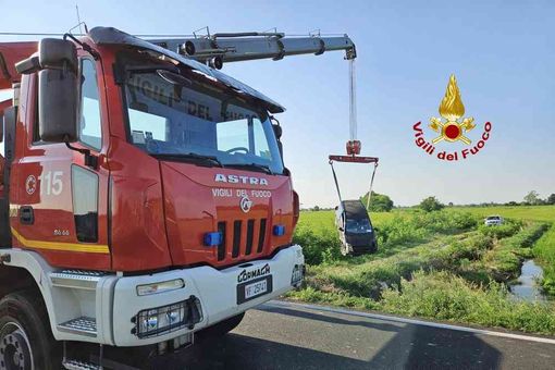 Perde il controllo dell'auto e finisce in risaia