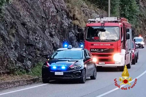 Massi sulla provinciale, danneggiata un'auto in transito Massi sulla provinciale, danneggiata un'auto in transito