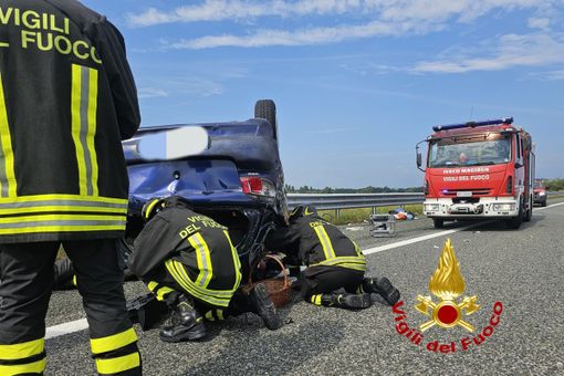 Incidente sulla A25: una persona intrappolata nell'auto ribaltata Incidente sulla A25: una persona intrappolata nell'auto ribaltata