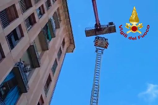 Corso Salamano, bloccati su una piattaforma a 45 metri - VIDEO Corso Salamano, bloccati su una piattaforma a 45 metri - VIDEO