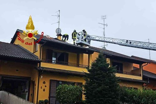 Caresanablot: principio di incendio nel sottotetto di una casa Caresanablot: principio di incendio nel sottotetto di una casa
