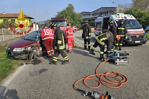 Incidente a Santhià, una persona incastrata tra le lamiere Incidente a Santhià, una persona incastrata tra le lamiere
