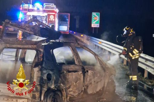 Dopo il tamponamento l'auto prende fuoco Dopo il tamponamento l'auto prende fuoco
