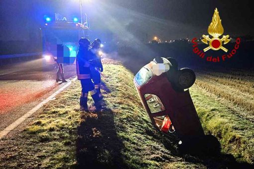 Perde il controllo dell'auto e finisce incastrato in un fossetto Perde il controllo dell'auto e finisce incastrato in un fossetto