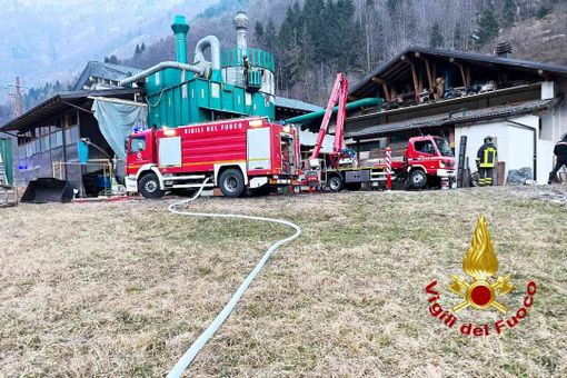 A fuoco un silos per la raccolta degli scarti di legname A fuoco un silos per la raccolta degli scarti di legname