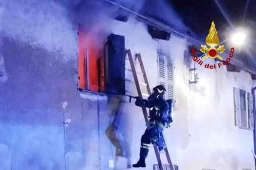 Incendio in un appartamento, Vigili del Fuoco al lavoro Incendio in un appartamento, Vigili del Fuoco al lavoro